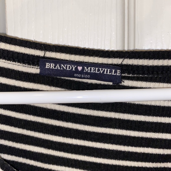 Brandy Melville Cropped Sweater - Picture 2 of 2